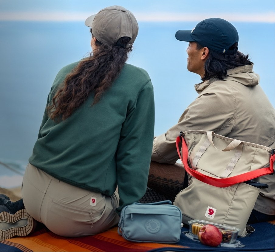 imagen de mujer y hombre con productos de la marca FJÄLLRÄVEN