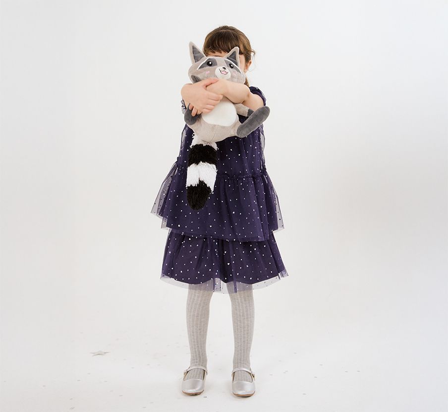 imagen de niña con peluche de mapache de la marca PRIMMI