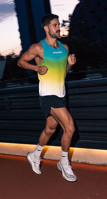 imagen de hombre corriendo con tenis y ropa de la marca SAUCONY