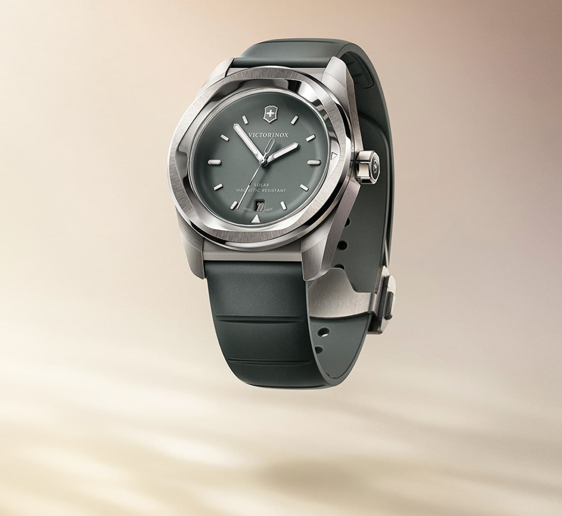 reloj cafe con caratula negra, victorinox