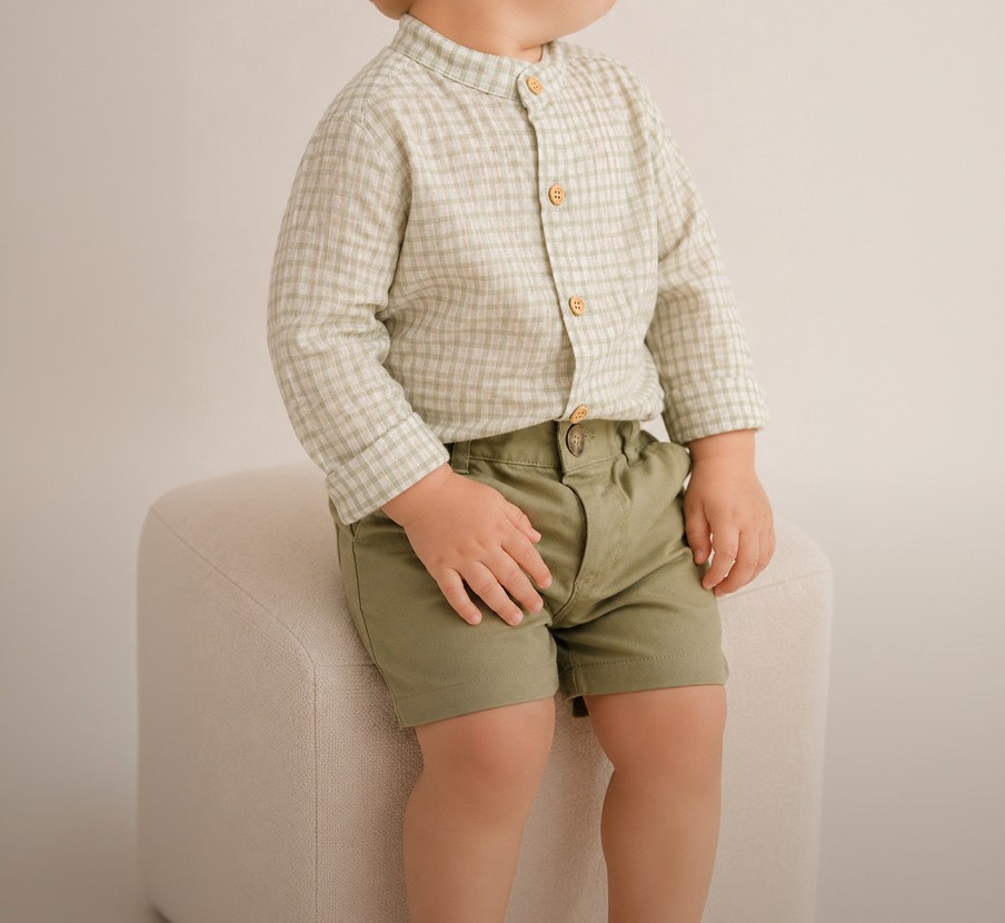 imagen de niño con short verde de la marca PRIMMI 