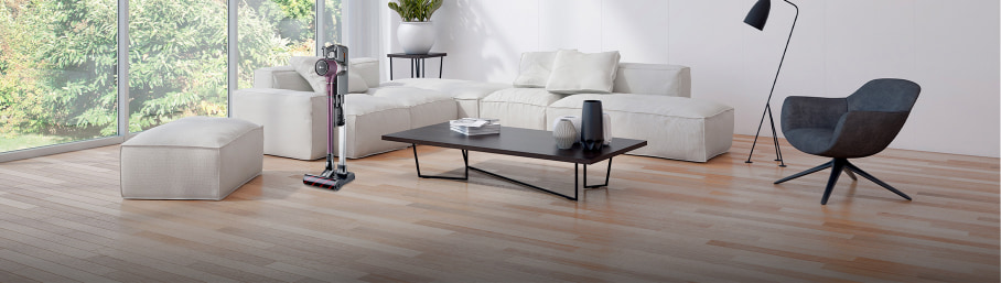 Imagen de sala color blanca y una silla negra