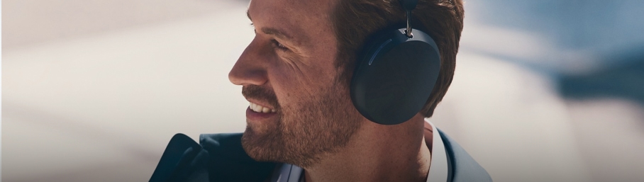 imagen de hombre con audifonos, de la marca SONOS