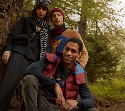 imagen de una mujer y dos hombre, en el bosque usando ropa abrigadora, gorros, chamarras, bufandas. HARMONT-BLAINE