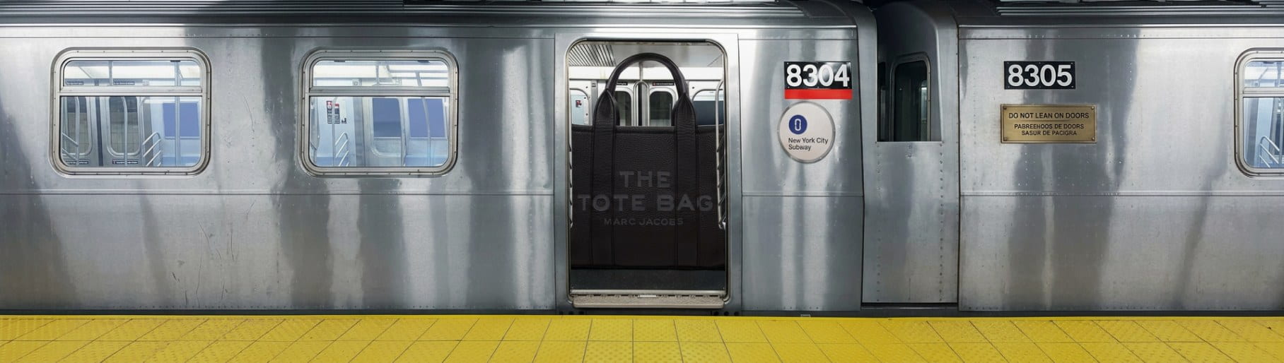 imagen de bolso negro dentro de bagon de metro de la marca MARC JACOBS