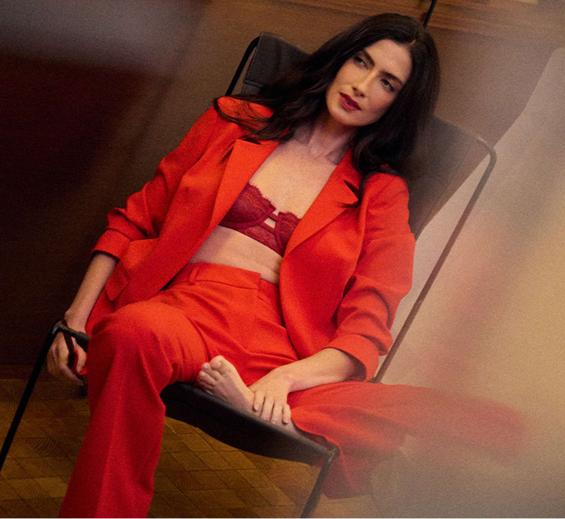 imagen de mujer traje rojo de la marca UNWIND