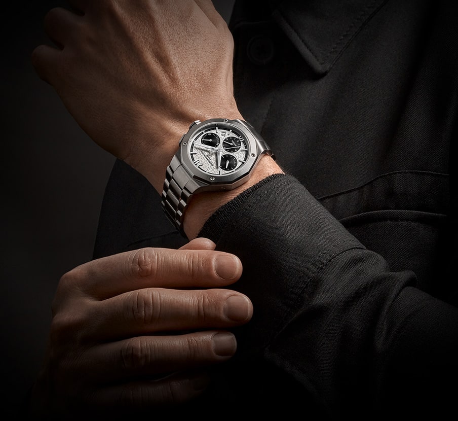 imagen de reloj plata con negro, de la marca BAUME & MERCIER