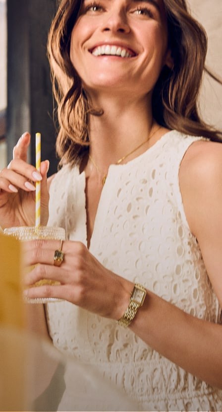 imagen de una mujer con ropa blanca y reloj dorado de la marca FOSSIL