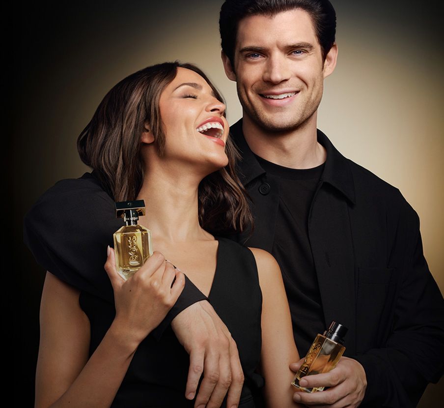 Imagen de hombre y mujer con locion amarilla de la marca, HUGO BOSS