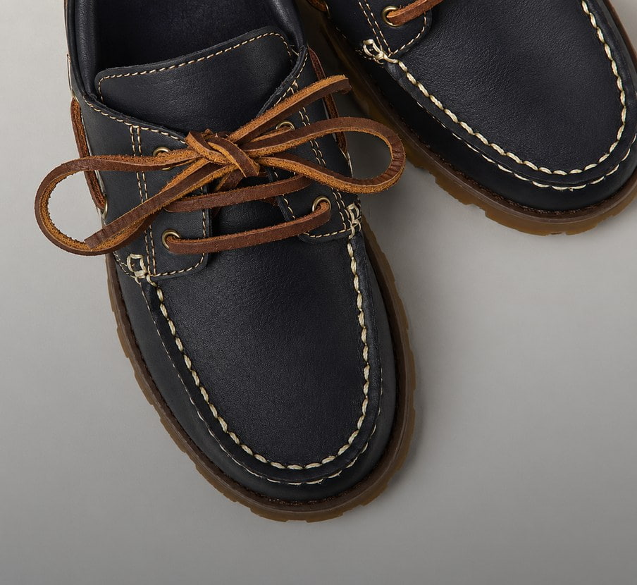 Imagen de un par de zapatos color negros con agujetas cafes de la marca Camper