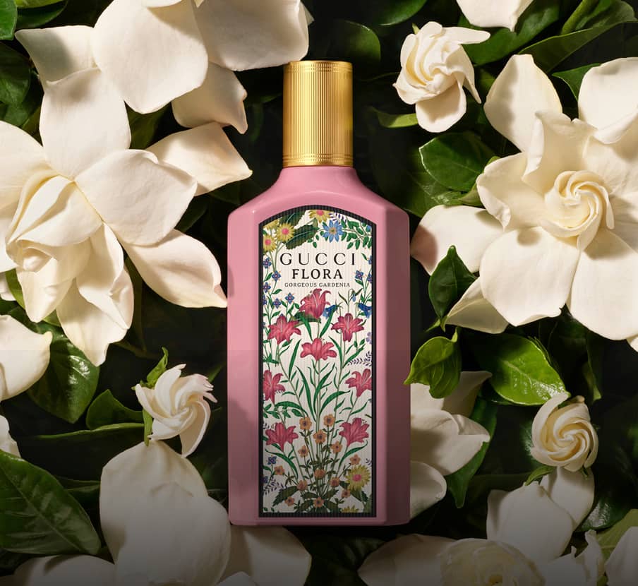 imagen de botella de perfume rosa con tapa dorada de la marca GUCCI BEAUTY