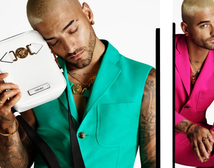 hombres con una cartera blanca de la marca VERSACE. VERSACE