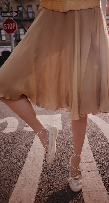 imagen de mujer bailando con zapatillas de la marca aldo