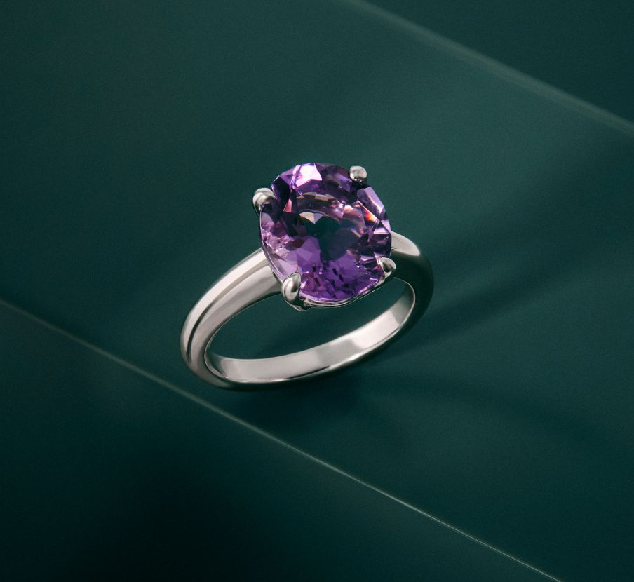 imagen de anillo plateado con morado SUAREZ