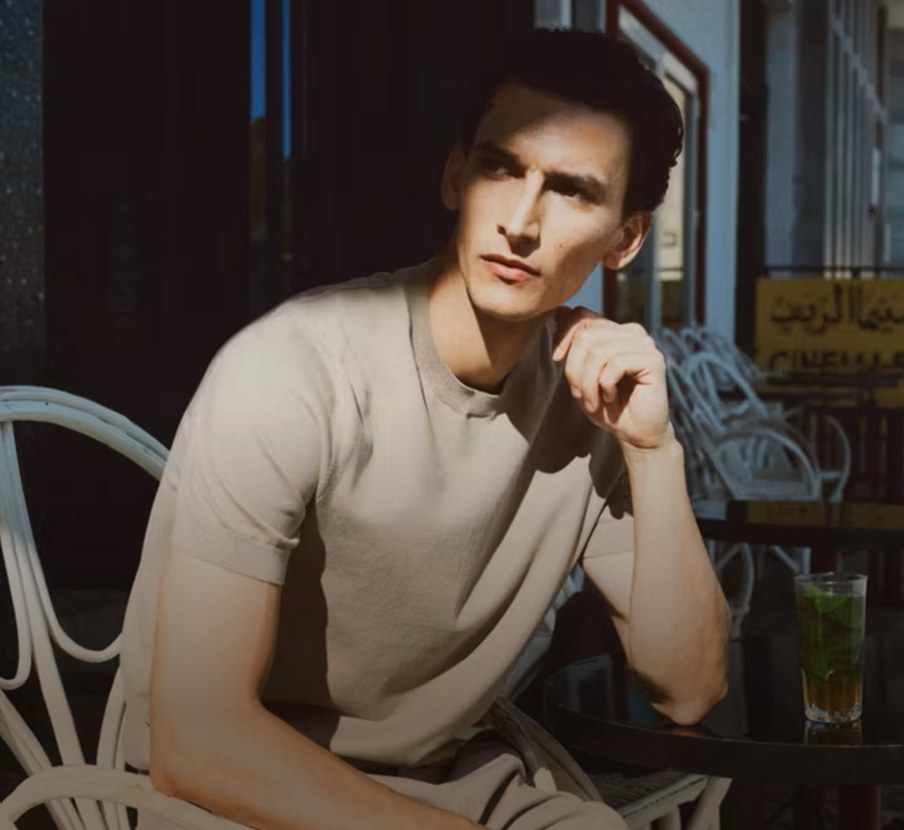 Imagen de un hombre con ropa color azul y blanca de la marca MANGO