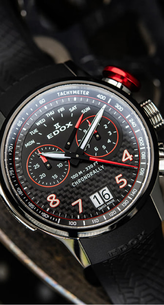 imagen de reloj negro con detalles blancos de la marca EDOX