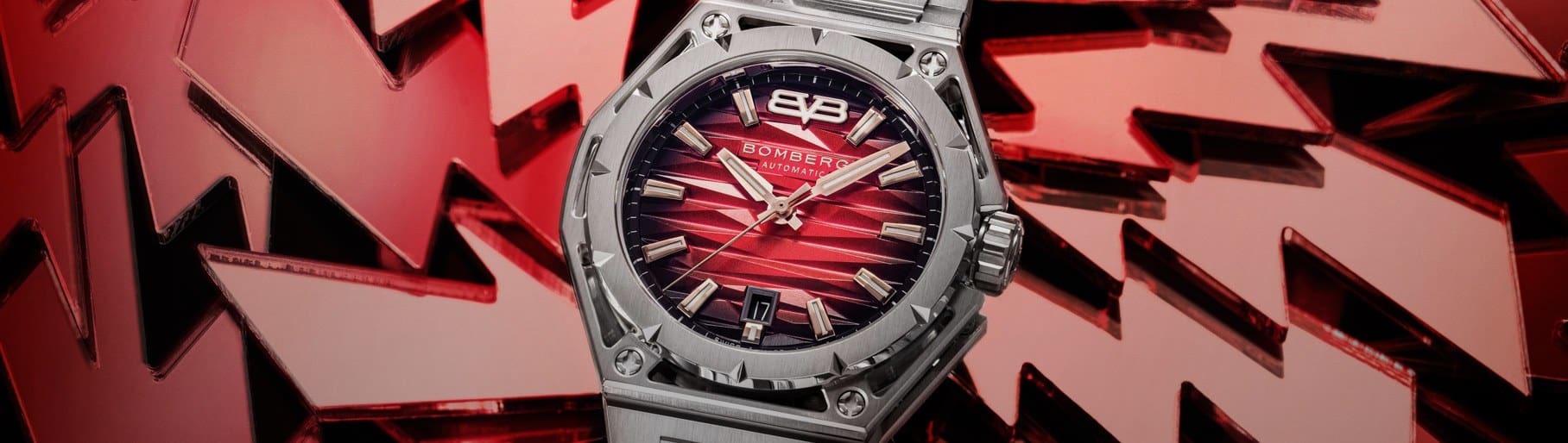 imagen de reloj plateado con caratula roja de la marca DESAFÍA LO ORDINARIO