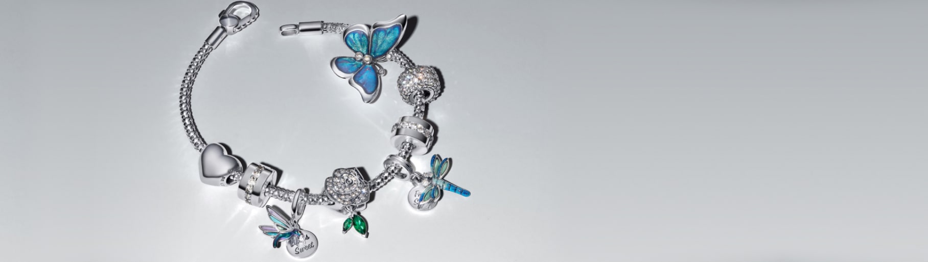 imagen de pulcera plateada con azul de la marca PANDORA