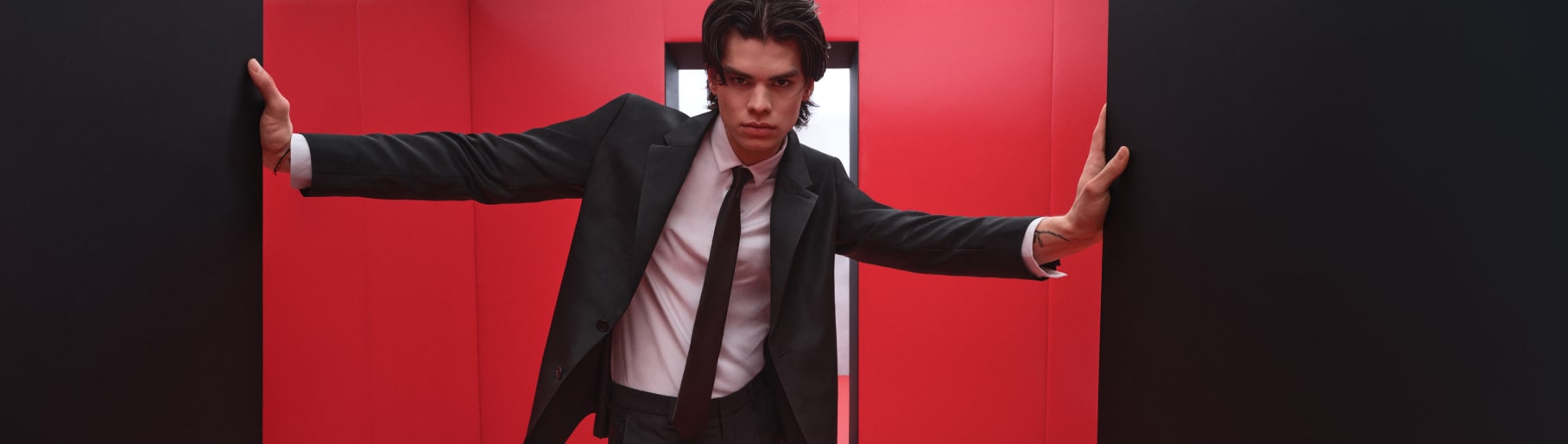 Imagen un hombres y mujers con ropa negra y roja, HUGO BOSS