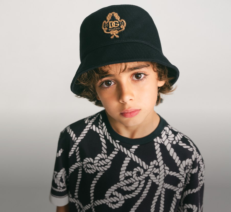 imagen de niño con ropa negra con balnco de la marca DOLCE&GABBANA