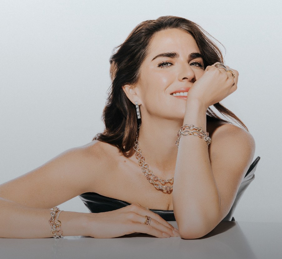 Imagen de mujer con collar de la marca TANE