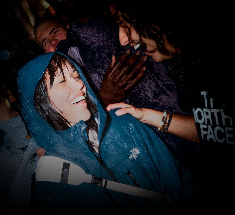 imagen de mujer con chamarra azul de la marca the north face