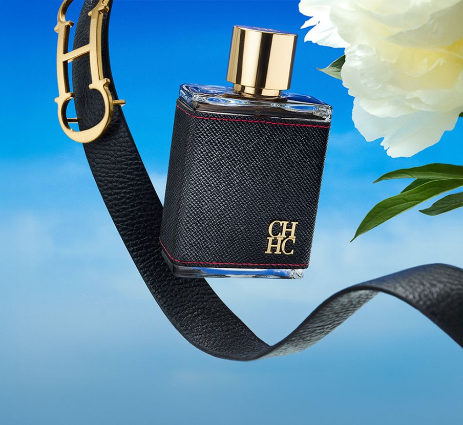 Imagen de un perfume negra con tapa dorada CAROLINA HERRERA