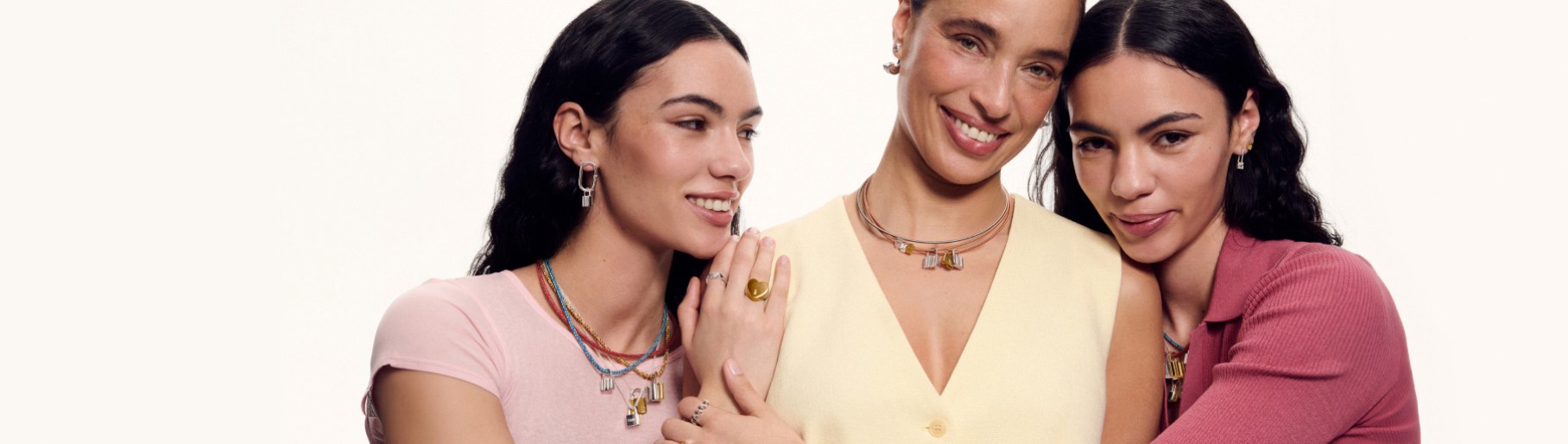 imagen en tres mujeres y un hombre juntos usando joyeria de la marca TOUS