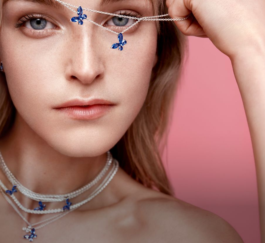 imagen de mujer con collar plateado con azul de la marca PANDORA