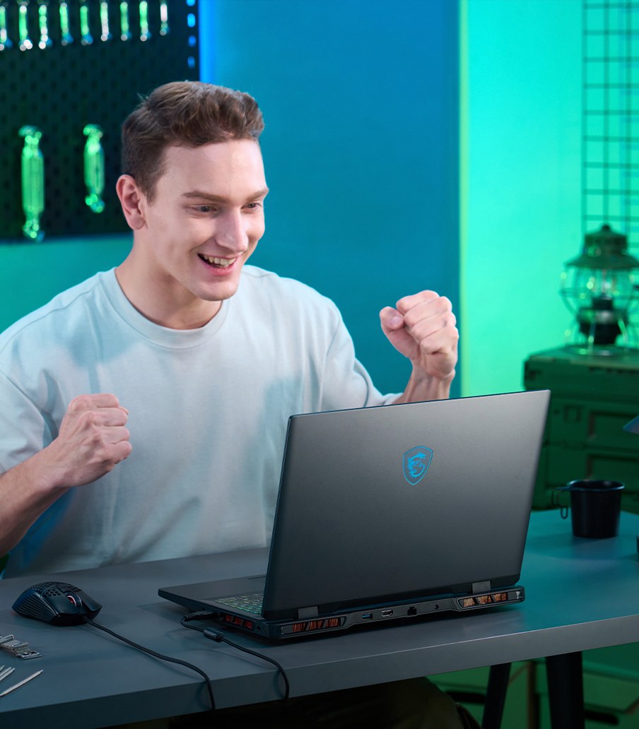 imagen de hombre con laptop gris de la marca MSI