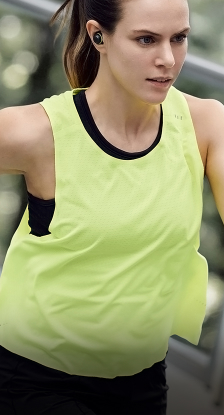 Imagen de mujer con blusa amarilla y audifonos negros