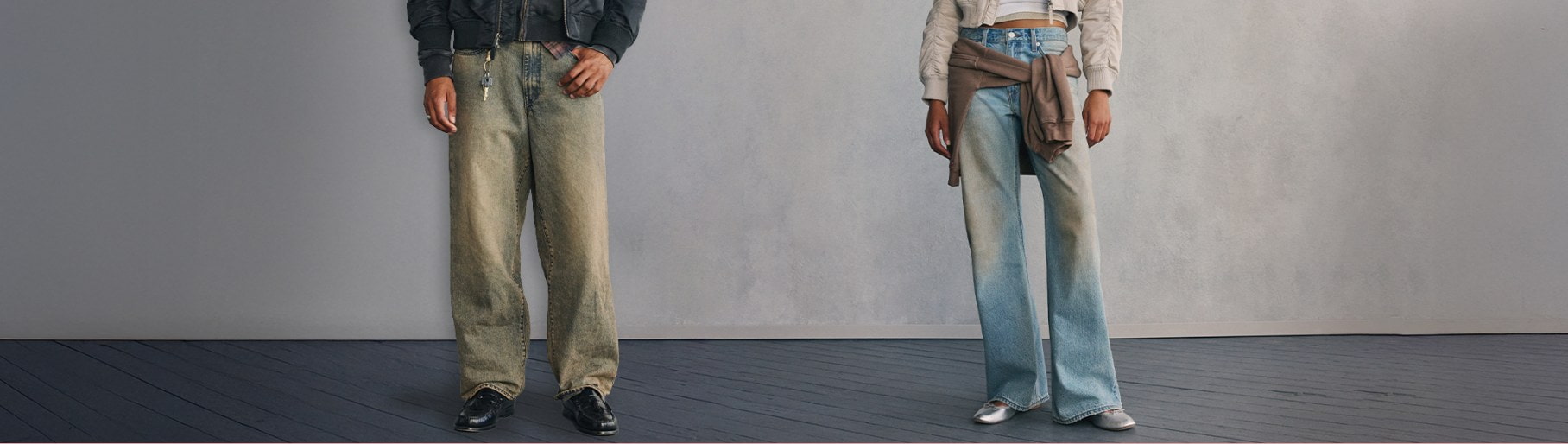 imagen de dos personas con pantalones de mezclilla de la marca LEVIS