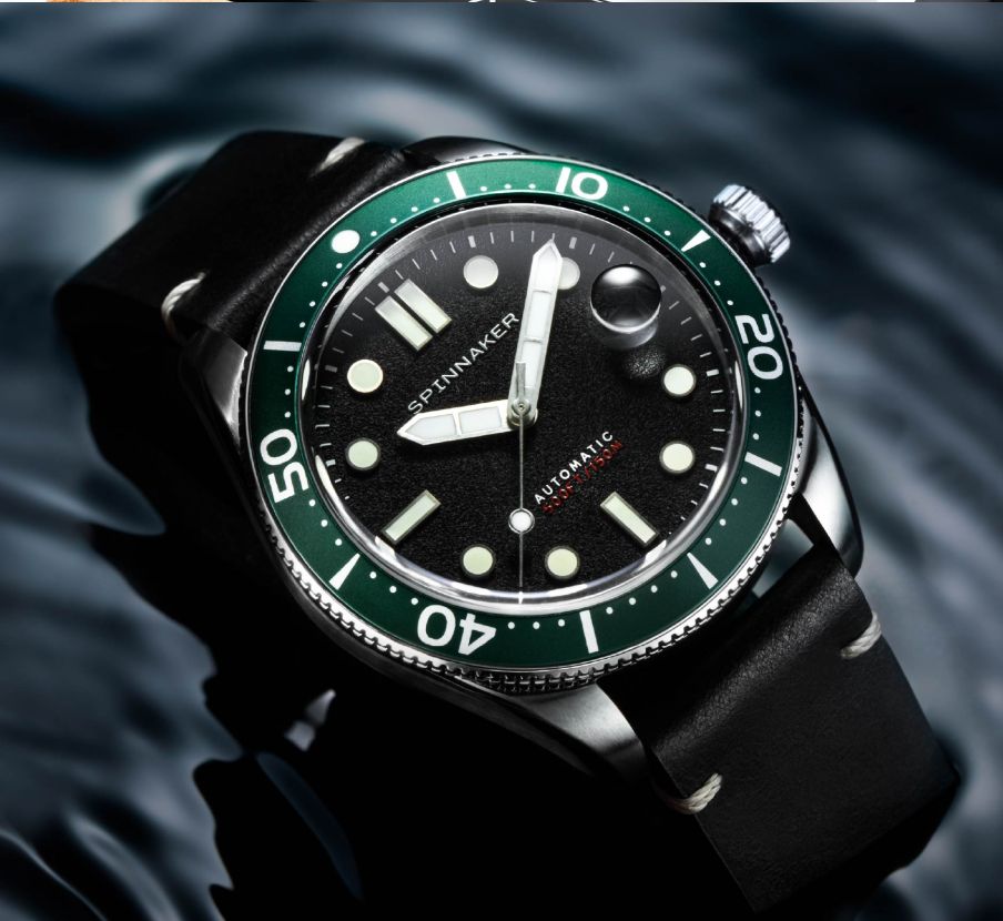 imagen de reloj negro con verde de la marca SPINNAKER