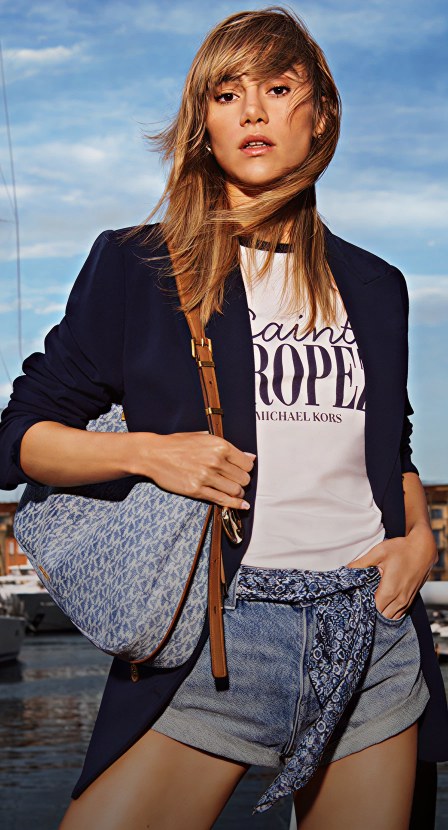 imagen de mujer con ropa y accesorios de la marca MICHAEL KORS