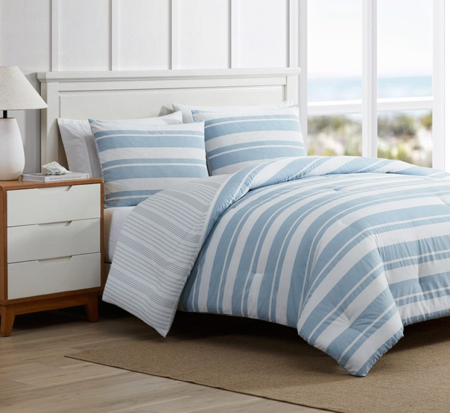 imagen de cama con edredon balnco con azul la marca BOAL UPPER