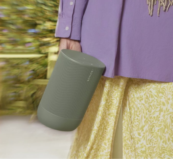 imagen de mujer con blusa morada, falda amarilla y una bocina verde. SONOS