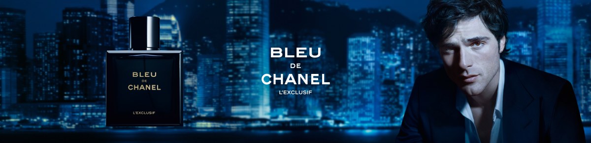 imagen de Jacob Elordi junto a botella negra de blue de CHANEL