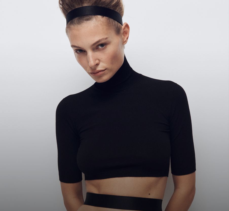 Imagen de dos mujeres con blusa color negra de la marca MAX MARA