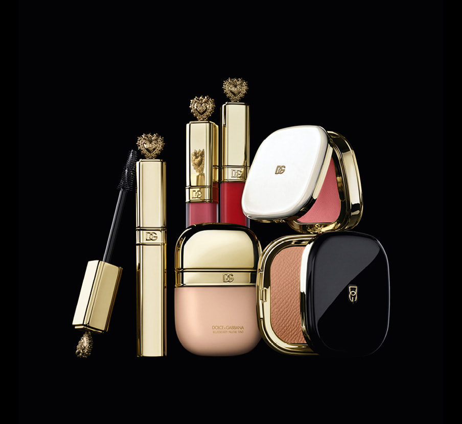 imagen de maquillajes con tapas doradas de la marca DOLCE GABBANA