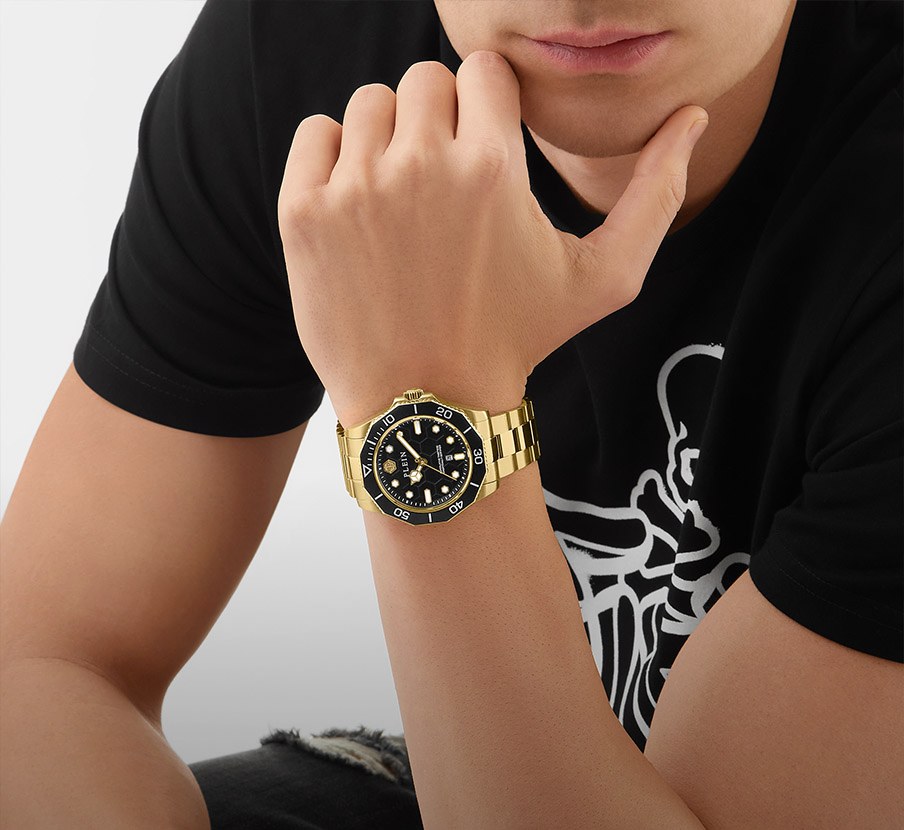 imagen de hombre con reloj dorado con caratula negra de la marca PHILIPP PLEIN