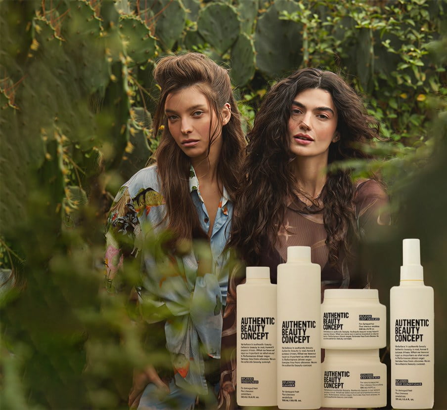 Imagen de dos mujeres, frente a ellas varios productos de la marca AUTHENTIC BEAUTY CONCEPT LENTES