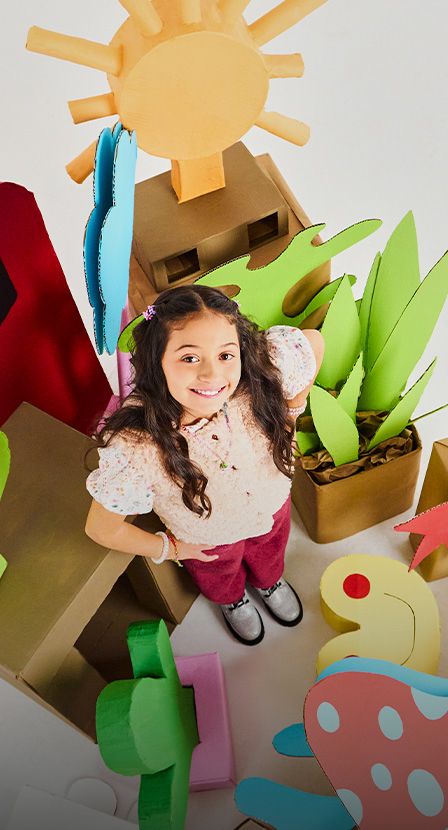 imagen de niña ccon ropa en tonos rojos de la marca CATAMARAN KIDS