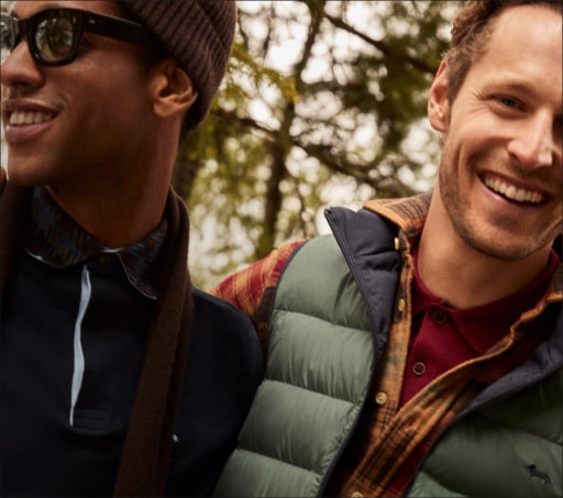 Imagen de dos hombres sonriendo, usando ropa de la marca HARMONT & BLAINE. HARMONT & BLAINE