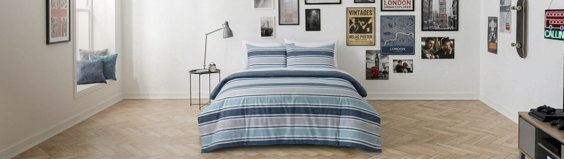 imagen de cama con colcha azul BLANCOS