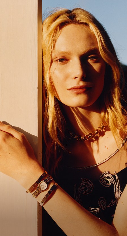 imagen de mujer con relojes de la marca TORY BURCH
