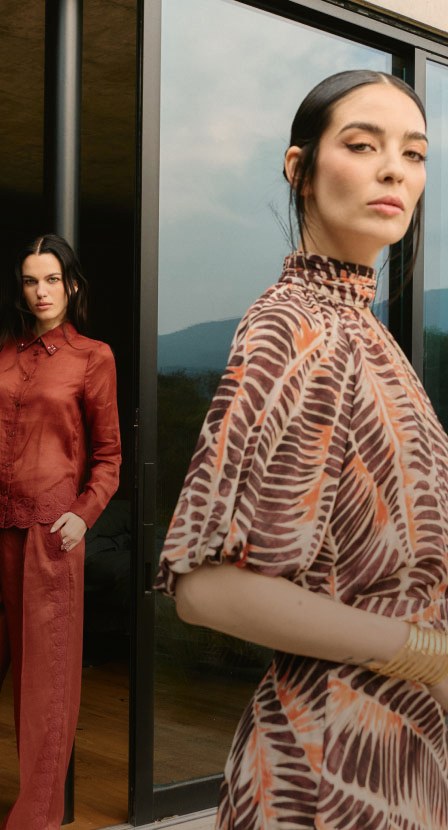 imagen de dos mujeres con vestidos de la marca MUJER VESTIDOS