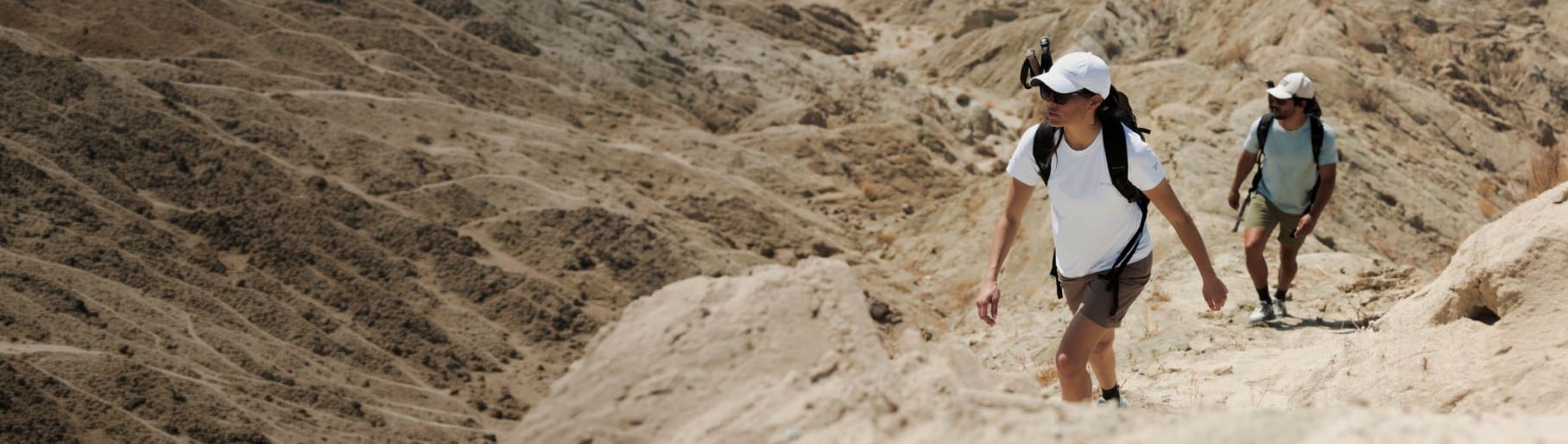 imagen de par de hombres escalando con accsesorios de la marca COLUMBIA