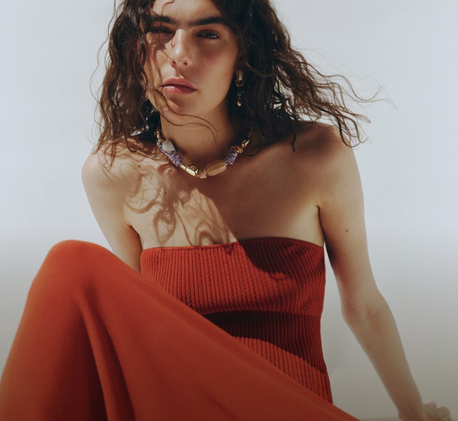 imagen de mujer con vestido rojo de la marca SESSÙN