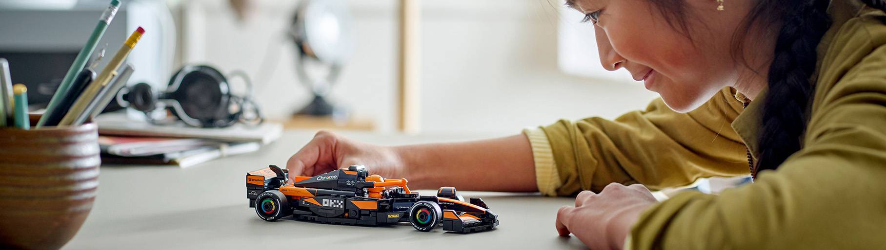 imagen de mujer con carro de f1 de la marca LEGO