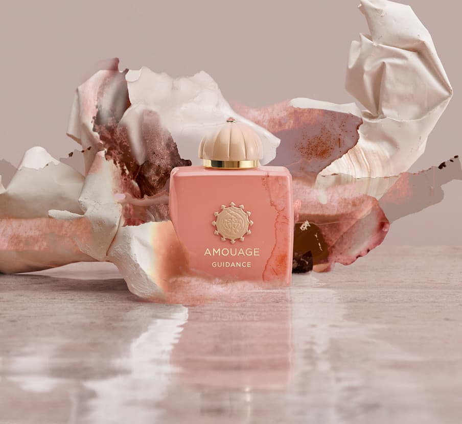 imagen de botella de locion rosa de la marca AMOUAGE